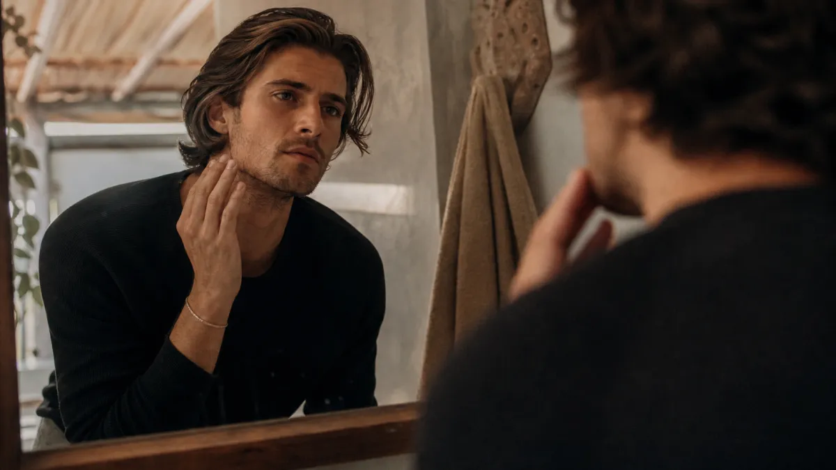 Cheveux mi-longs pour homme : styles et conseils en 2026